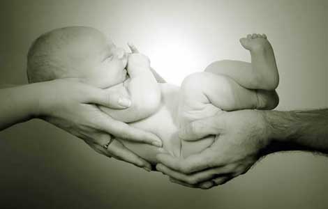 Bébé dans les mains de l'ostéopathe